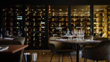 Restaurant Premnord table dressée avec la cave à vin